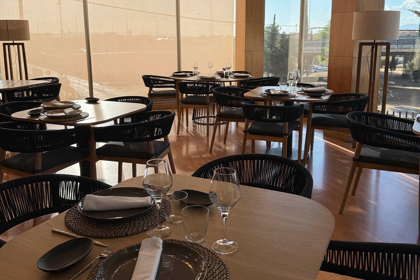 un gran edificio en una colina con montañas en el fondo