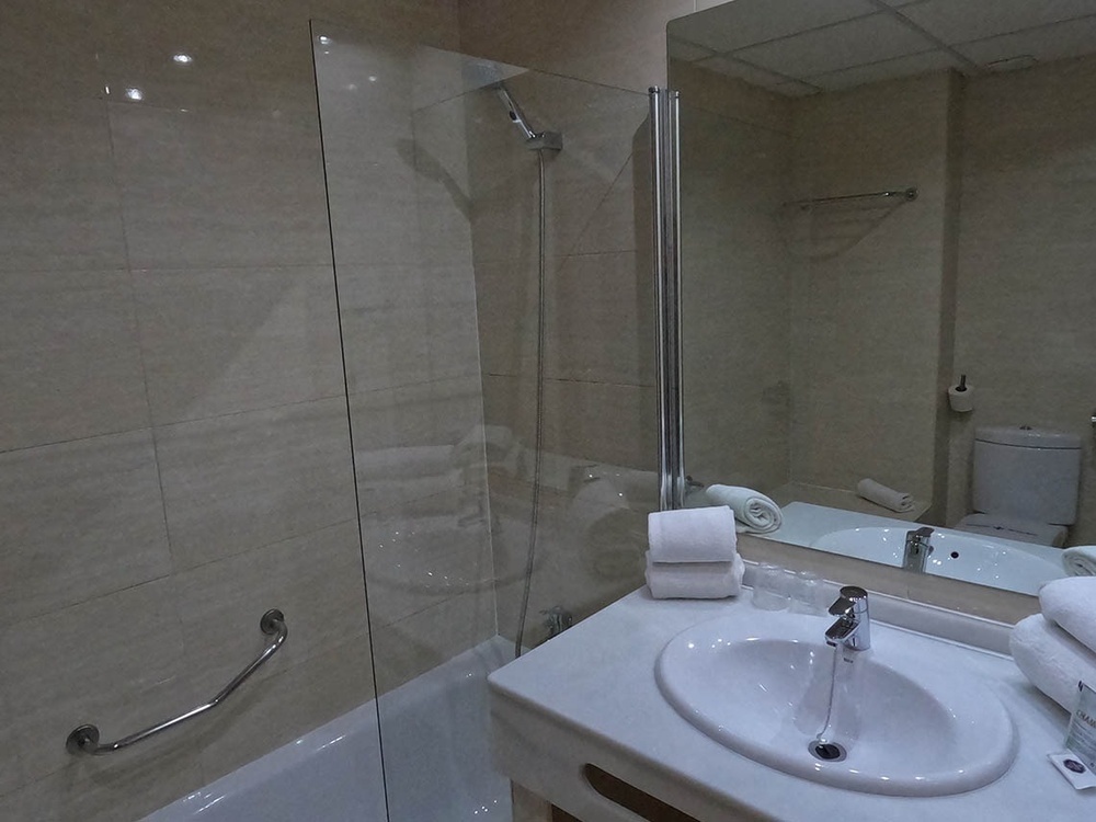 un baño con una bañera y un lavabo