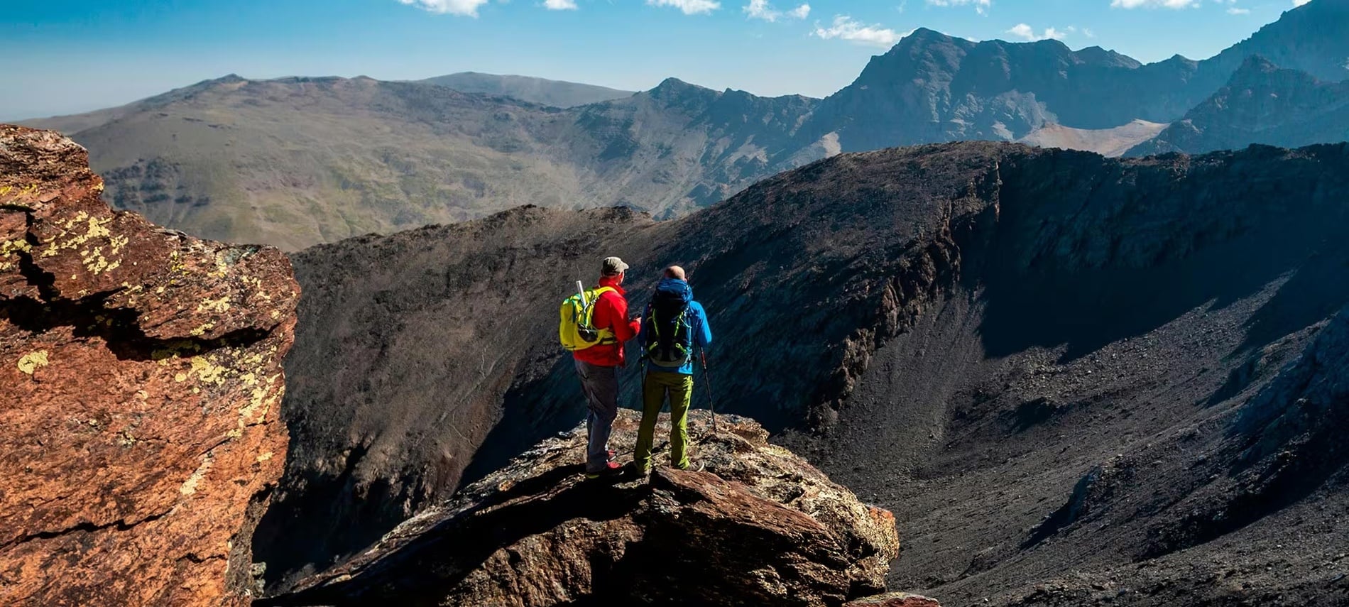 una montaña cubierta de nieve con un observatorio en la cima
