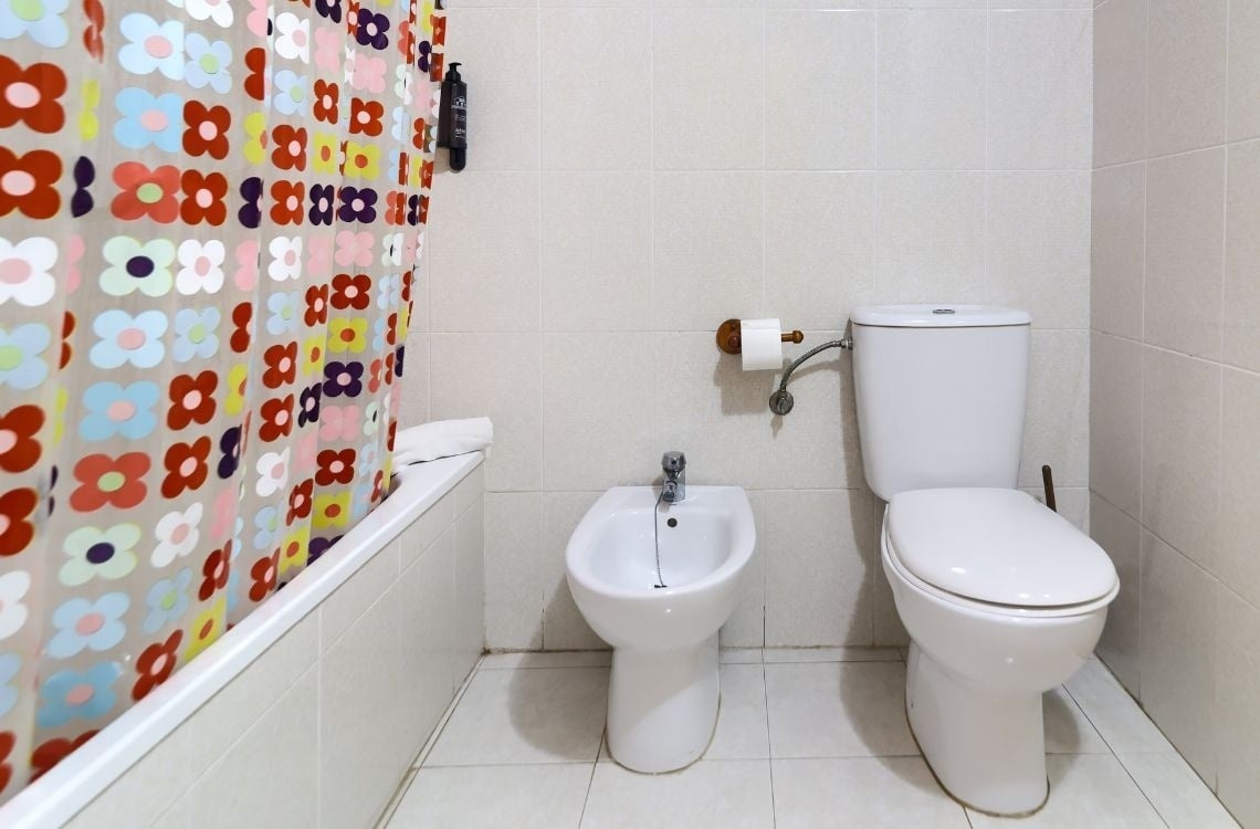 Bagno moderno con bidet, wc e doccia, parte di Sea You: Port Saplaya.