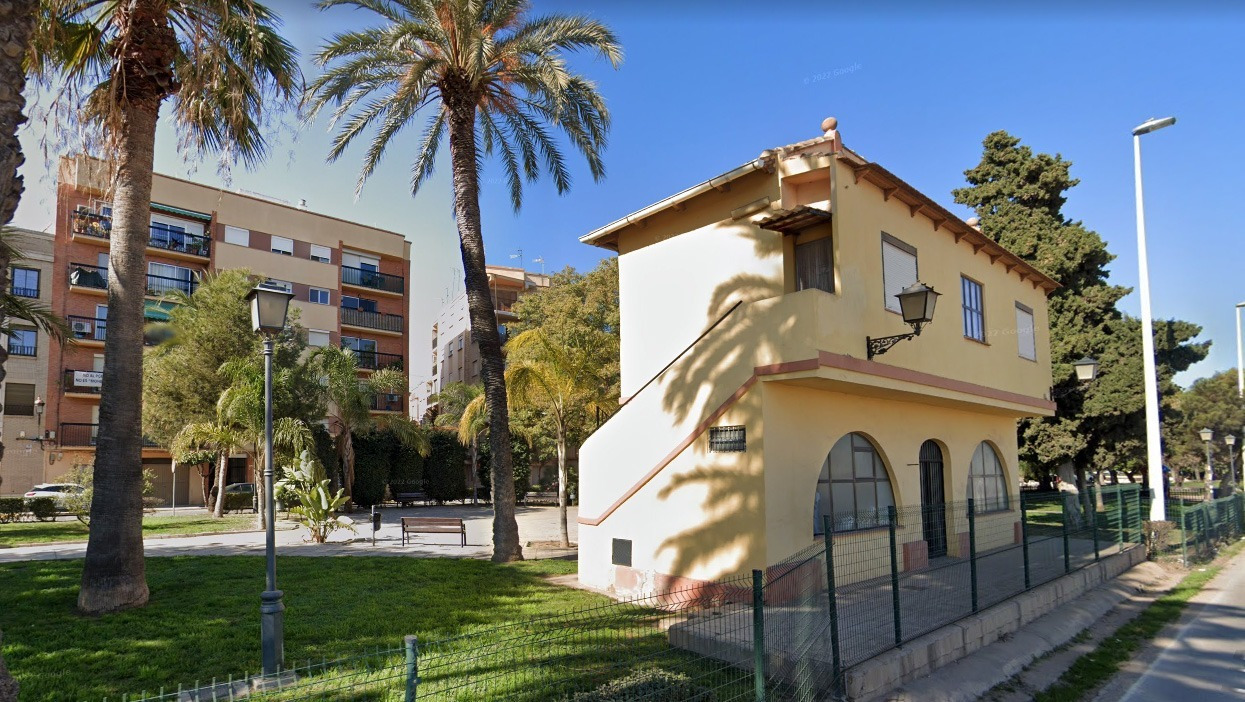Piccolo edificio giallo vicino a Sea You: Port Saplaya.