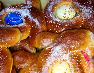 Dolci pasquali tradizionali con uova a Sea You: Port Saplaya.