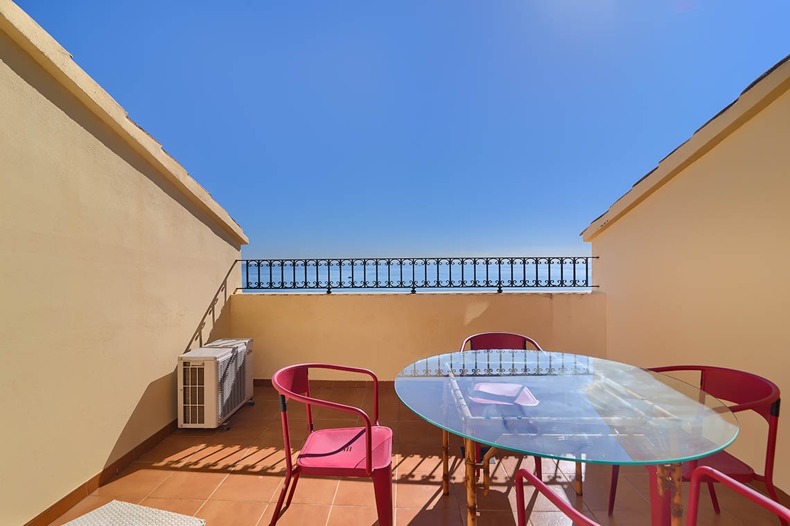 Dachterrasse mit Glastisch und roten Stühlen, Sea You: Port Saplaya Meerblick.