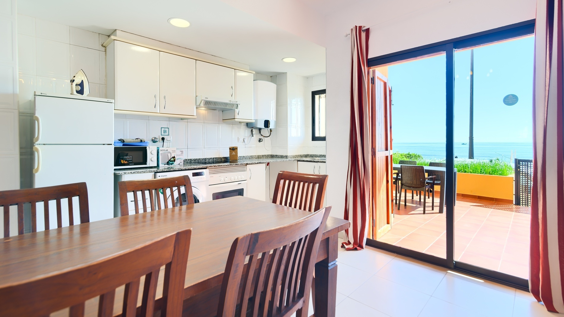 Comedor y cocina de apartamento con vistas al mar Sea You: Port Saplaya.