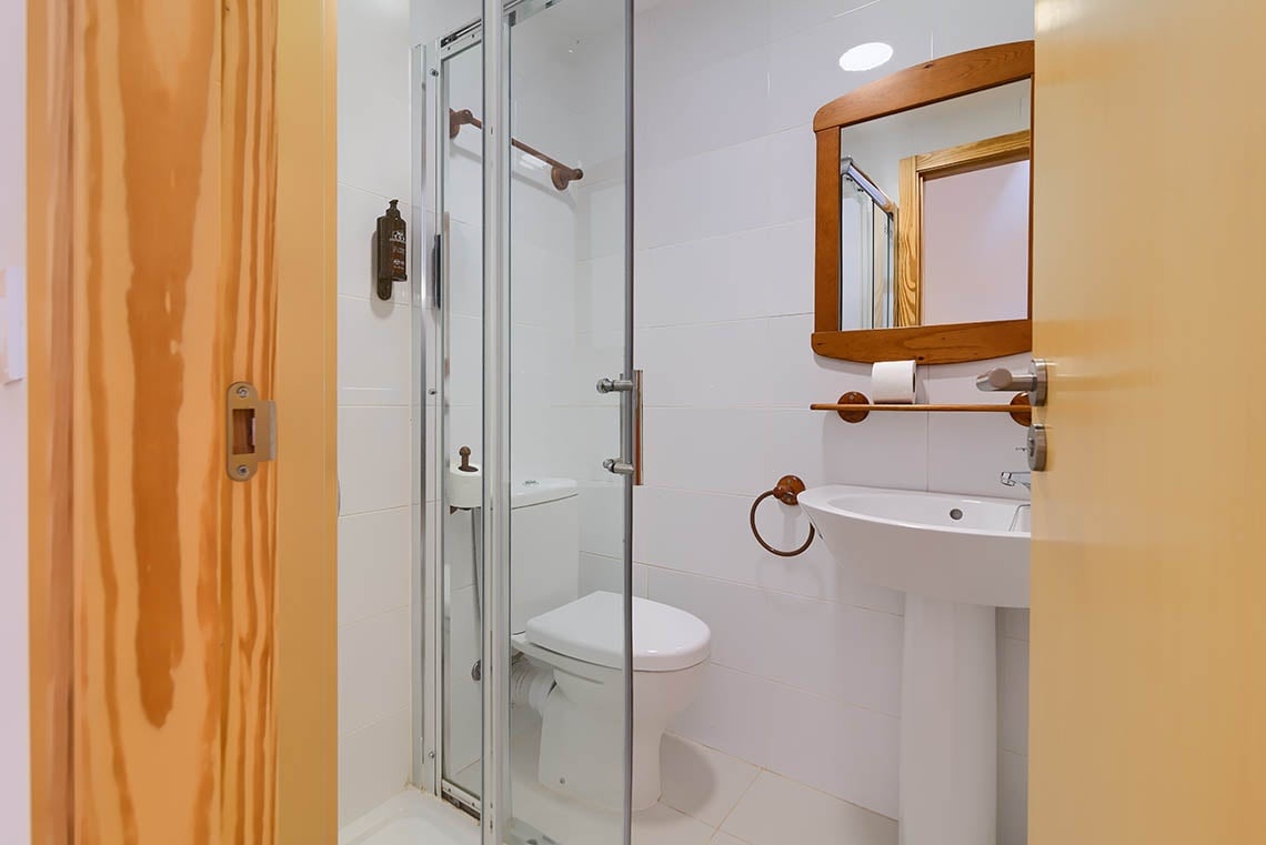 Modernes Bad mit Dusche und Waschbecken im Sea You: Port Saplaya.