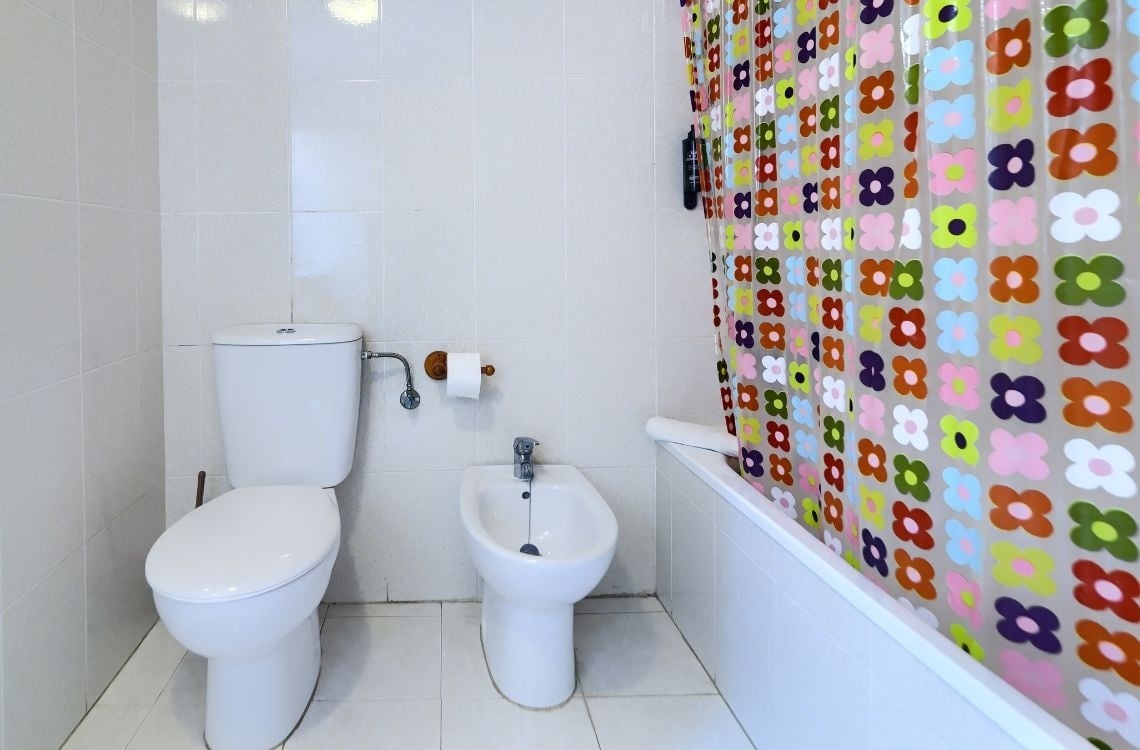 Bagno con bidet, WC e tenda colorata. Sea You: Port Saplaya.