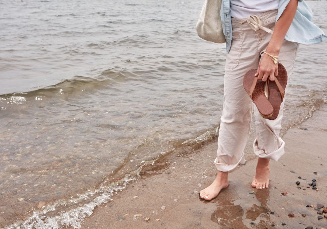 Disconnect near the sea | Port Saplaya | Apartamentos Port Saplaya: Relax on the beach with bare feet.
