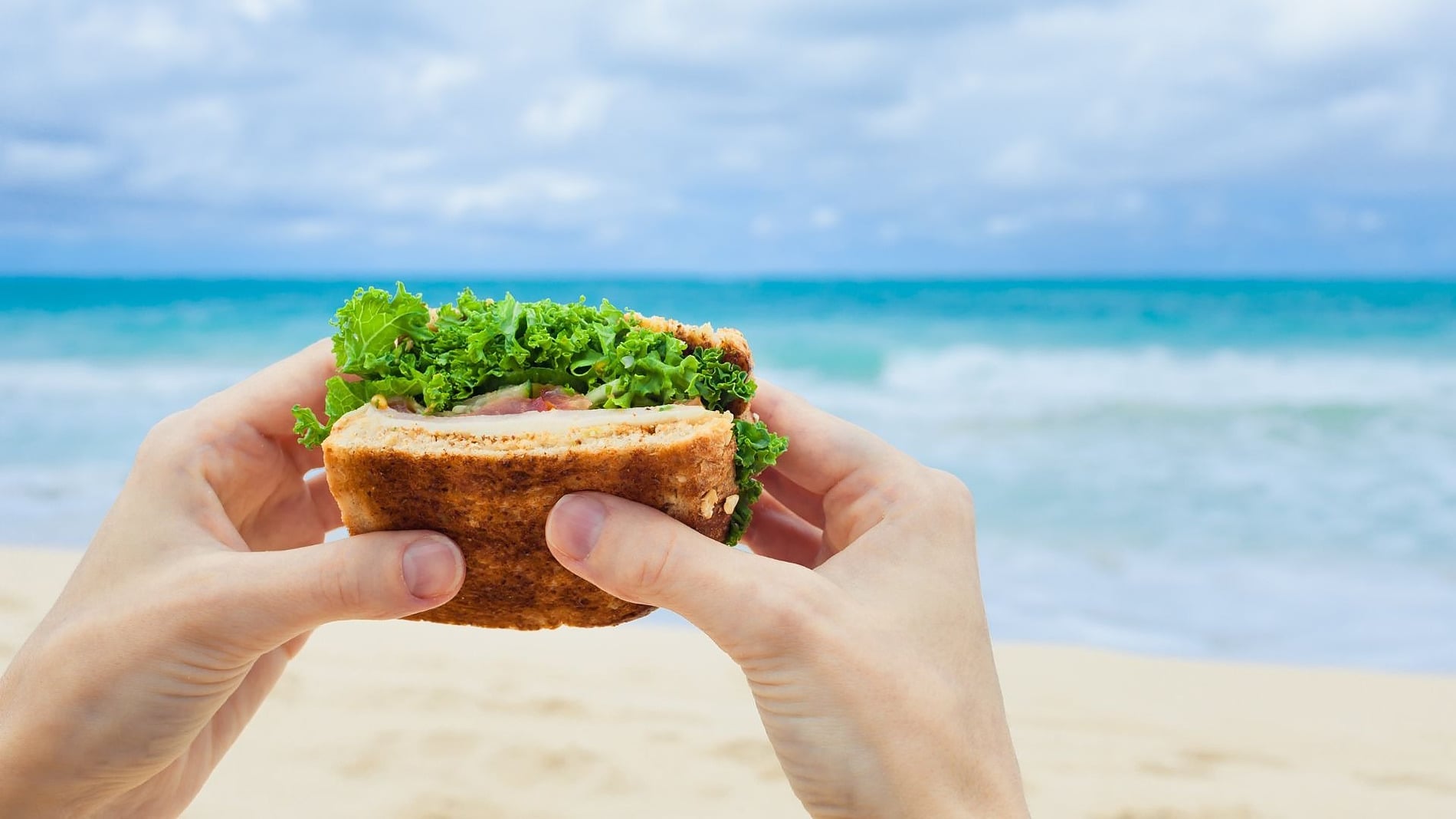 Goditi un panino in riva al mare a Sea You: Port Saplaya.