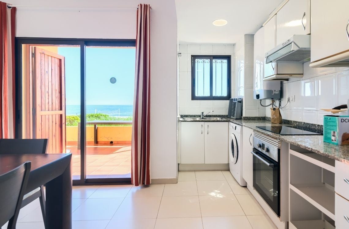 Balcone con vista mare: goditi il Sea You a Port Saplaya, cucina e sala da pranzo.