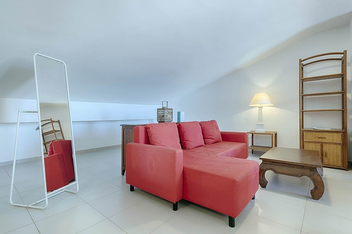 Wohnzimmer mit rotem Sofa und Spiegel im Sea You: Port Saplaya.