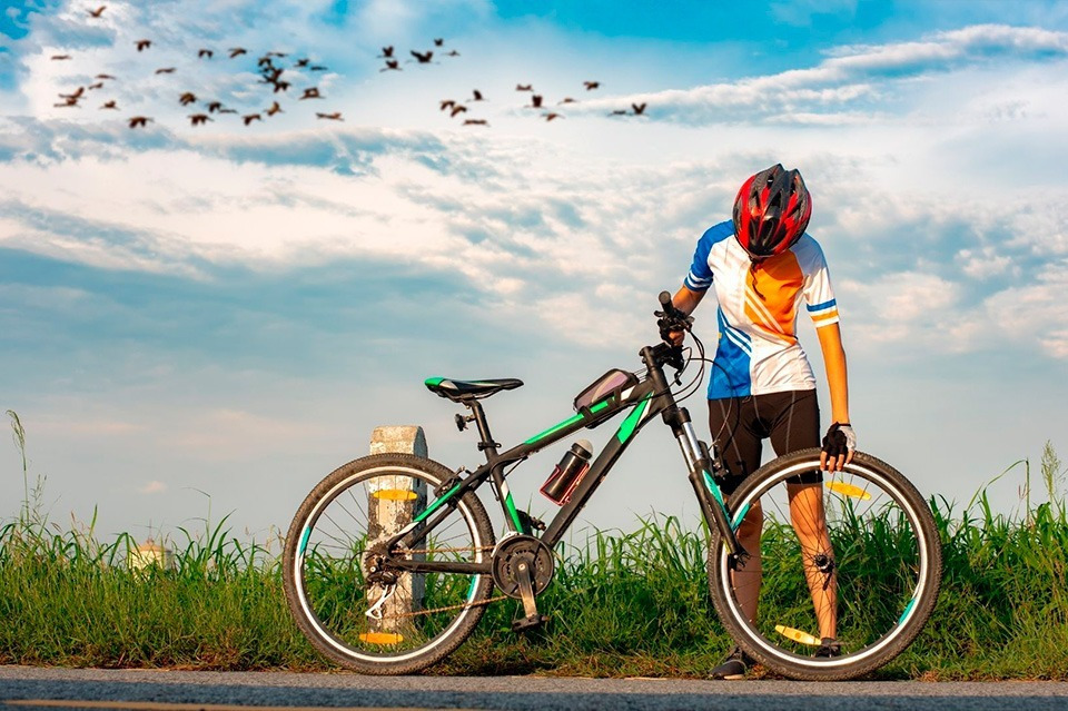 Cyclist in Port Saplaya with the Mediterranean Sea behind, at "Sea You".