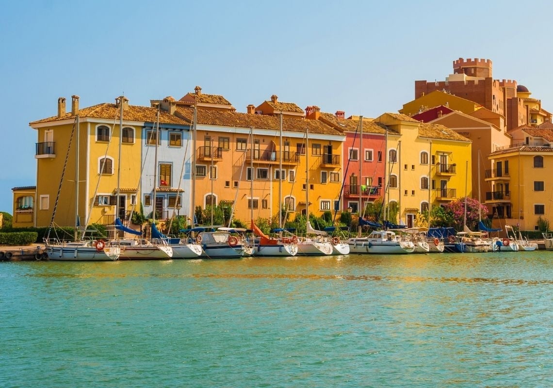 Apartamentos Port Saplaya: Explora la Guía de Port Saplaya y disfruta de la marina.