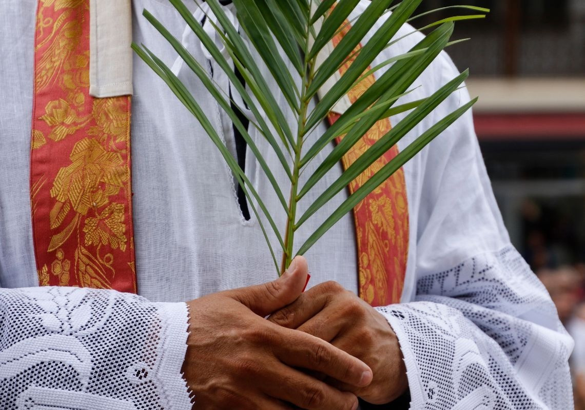 Clergy holding palm frond, celebrating Holy Week in Alboraya | Apartamentos Port Saplaya.