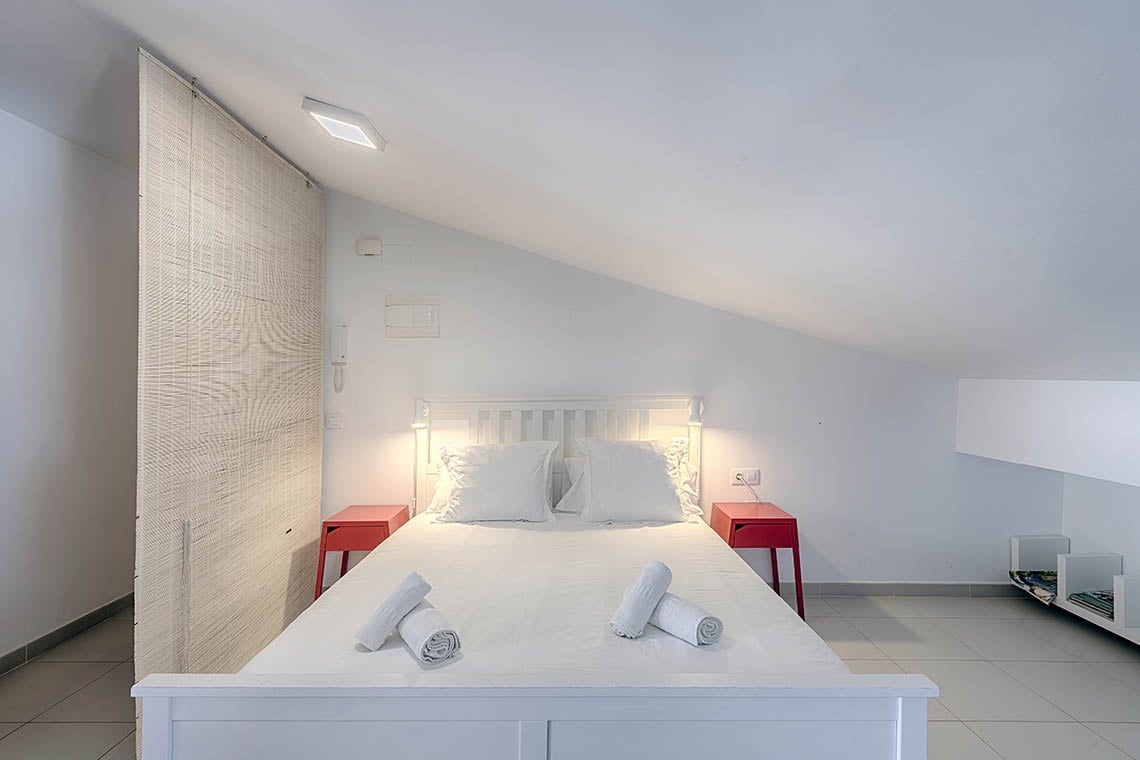 Modernes Doppelzimmer im Sea You: Port Saplaya, weiß-rote Akzente.