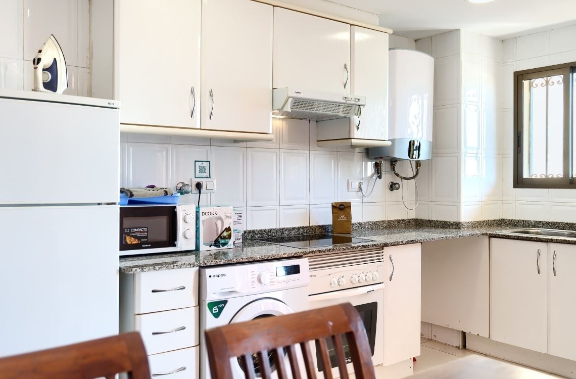 Cucina moderna e luminosa con elettrodomestici bianchi, ideale per il tuo soggiorno Sea You: Port Saplaya.