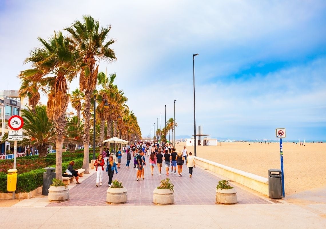 Paseo marítimo con palmeras en Playa La Patacona, cerca de Apartamentos Port Saplaya y Playas de Valencia.