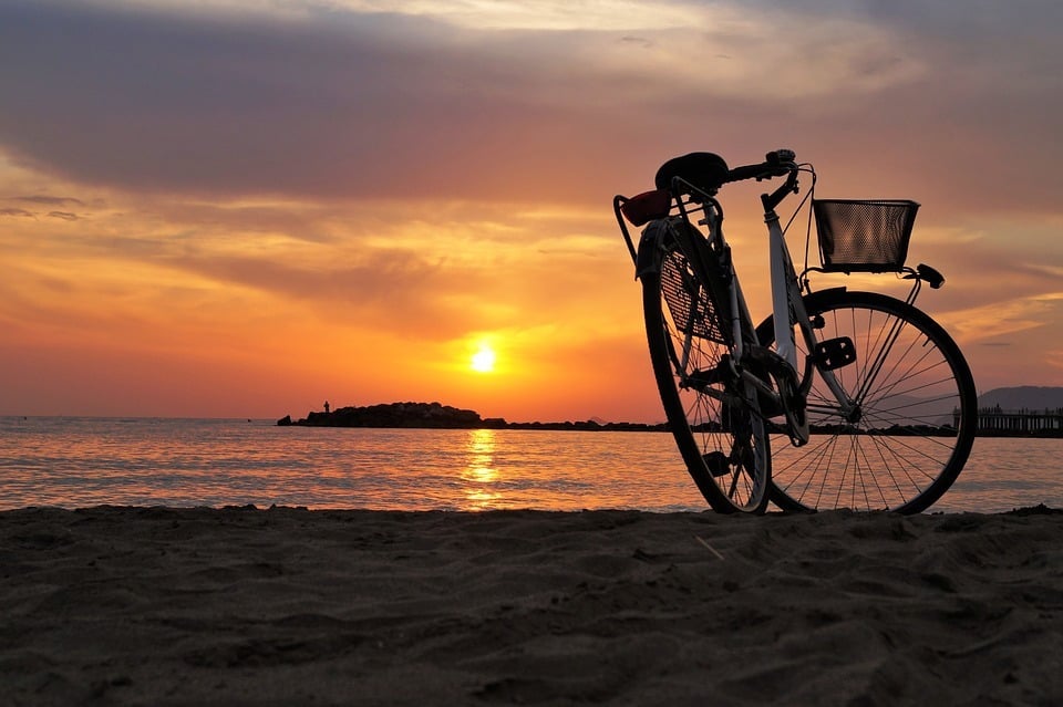 Fahrrad am Strand bei Sonnenuntergang, Meerblick. Sea You: Port Saplaya.