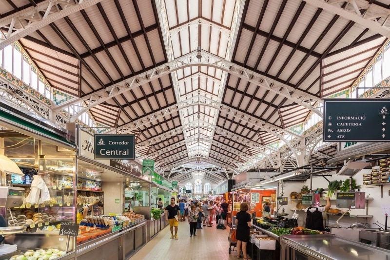 Vivace mercato centrale con bancarelle di prodotti freschi, vicino a Sea You: Port Saplaya.