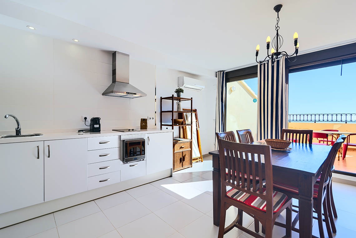 Amplia cocina y comedor con vistas al mar en Sea You: Port Saplaya