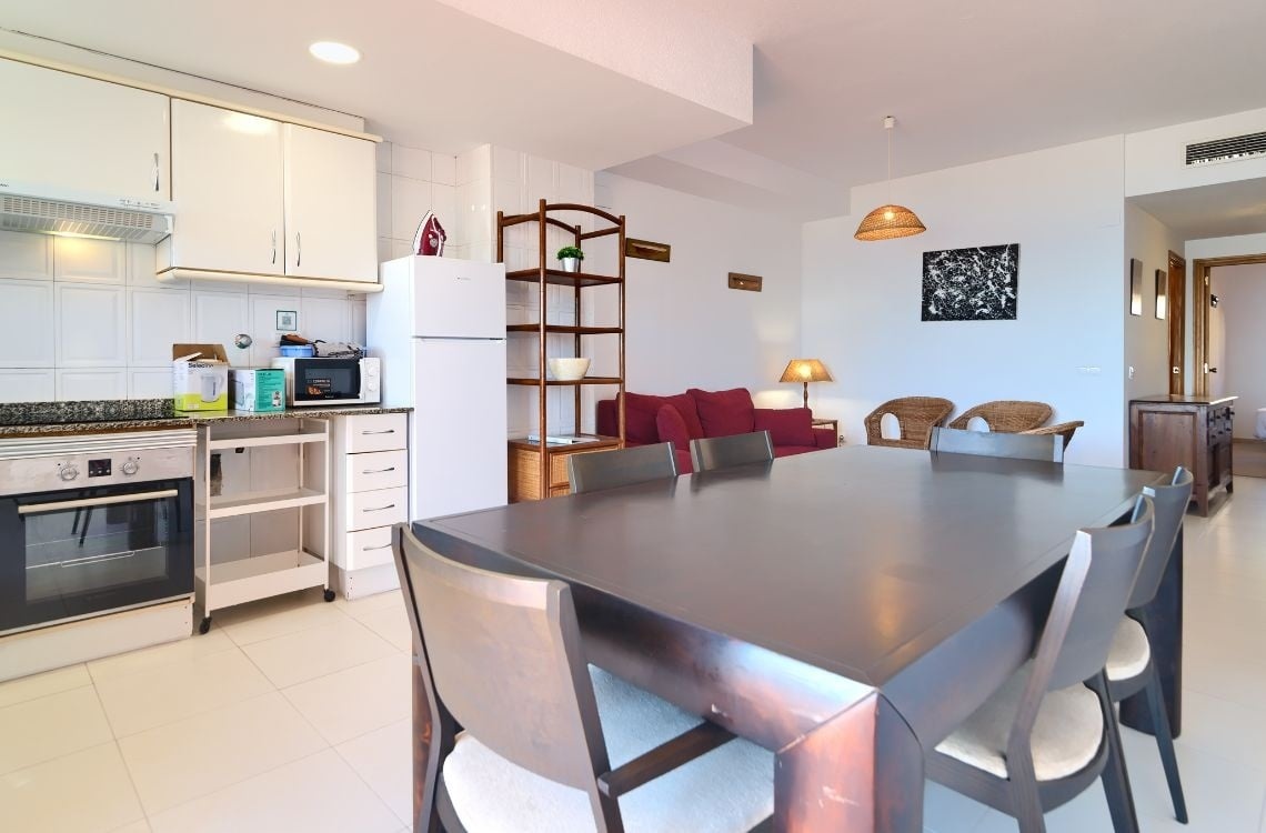 Appartamenti moderni a Sea You: Port Saplaya con zona giorno open-space e cucina.