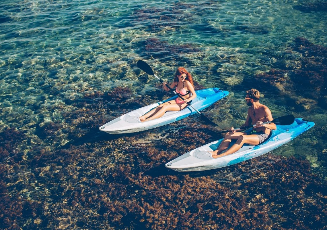 Paar genießt Kajakfahren in Port Saplaya, eine der Top Outdoor-Aktivitäten.