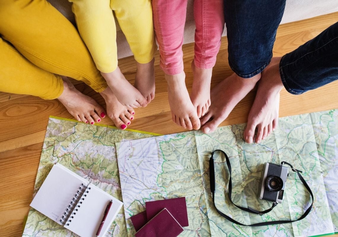 Voyager en famille : préparez vos vacances avec cartes, passeports et appareil photo à Apartamentos Port Saplaya.