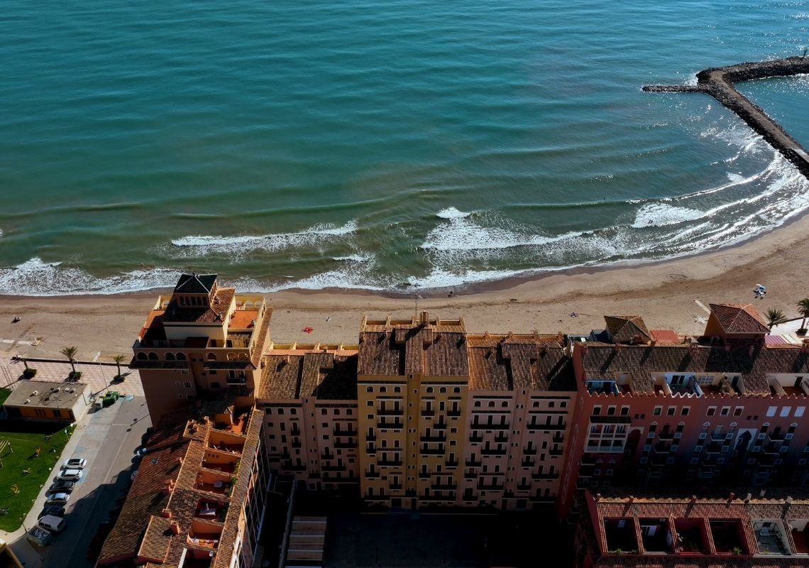 Hotel o apartamento junto al mar en Port Saplaya: vistas impresionantes y vacaciones inolvidables.