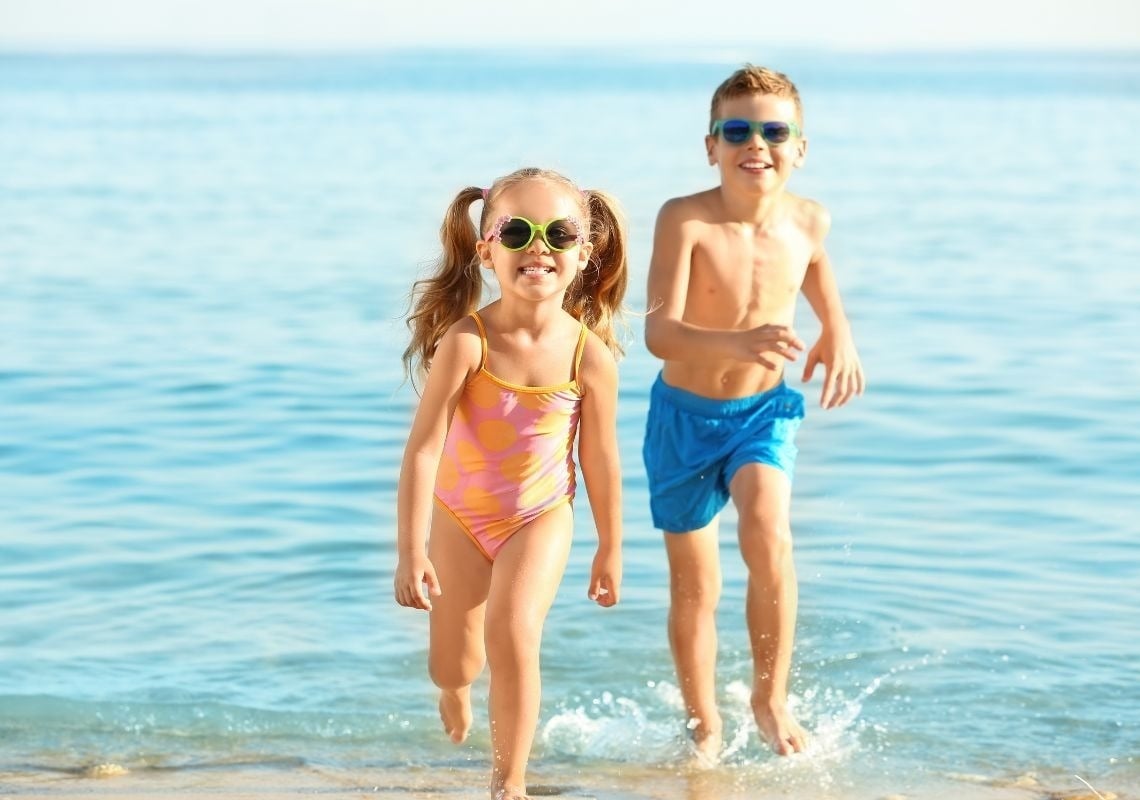 Kinder genießen Wasserspaß an Familienstränden in Valencia | Port Saplaya | Apartamentos Port Saplaya.