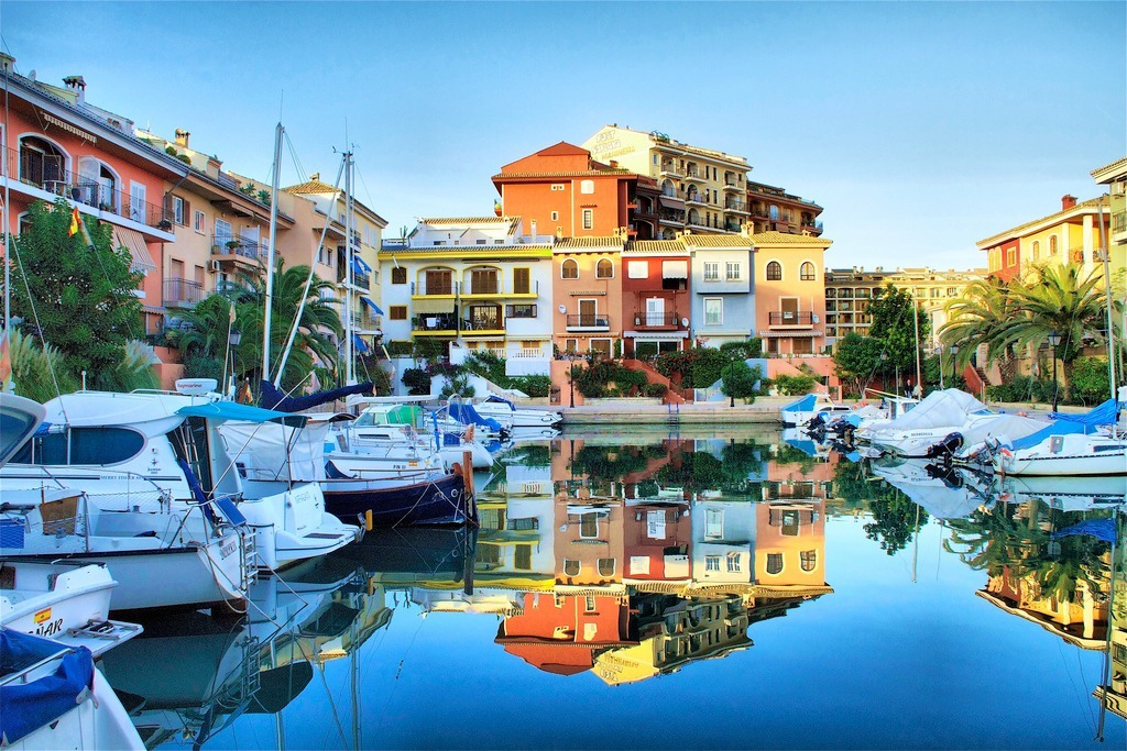Bunte Häuser am Hafen von Port Saplaya mit Yachten. Sparen Sie im Urlaub | Port Saplaya | Apartamentos Port Saplaya.