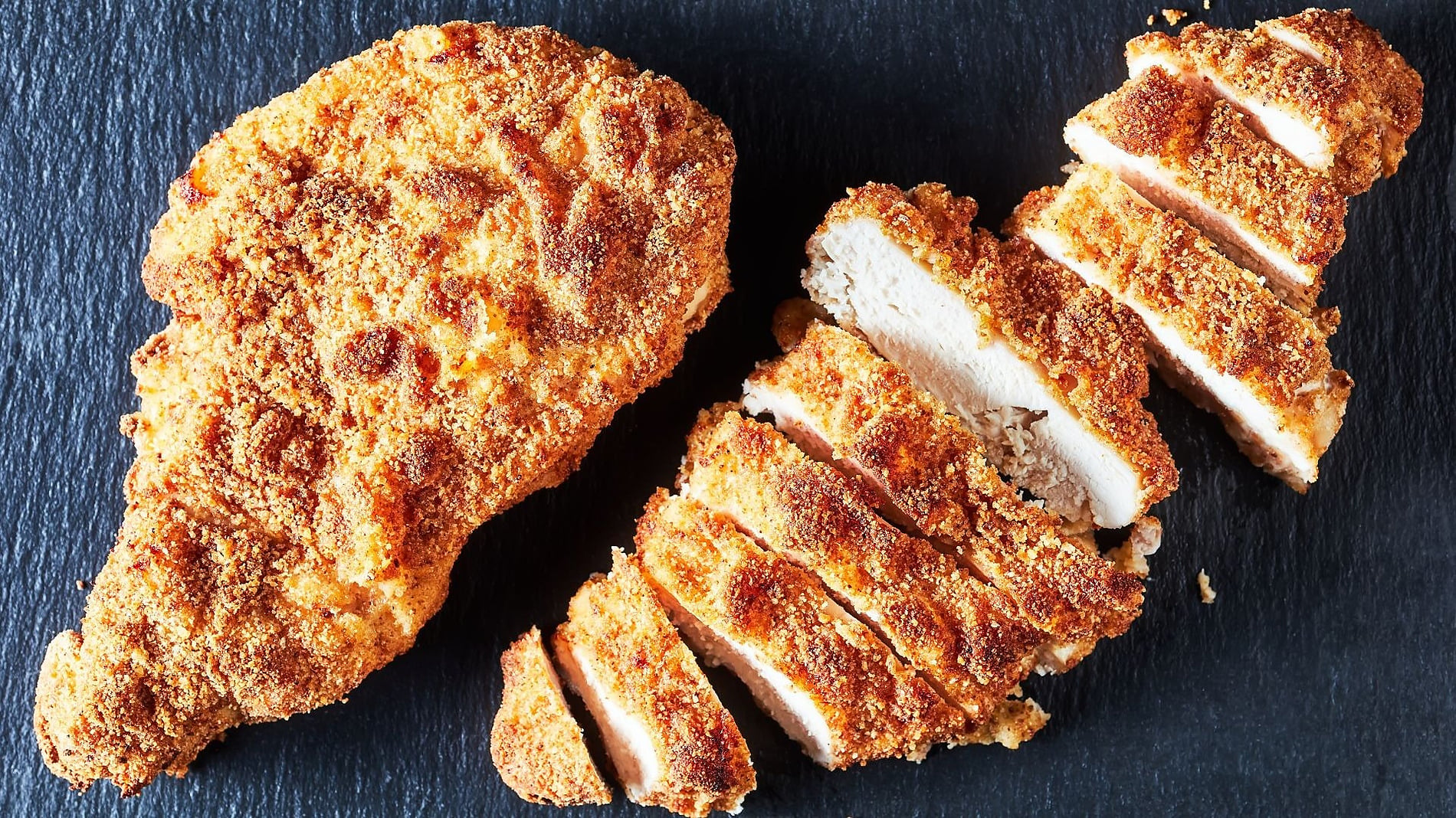 Petto di pollo impanato e affettato, stile "Sea You: Port Saplaya