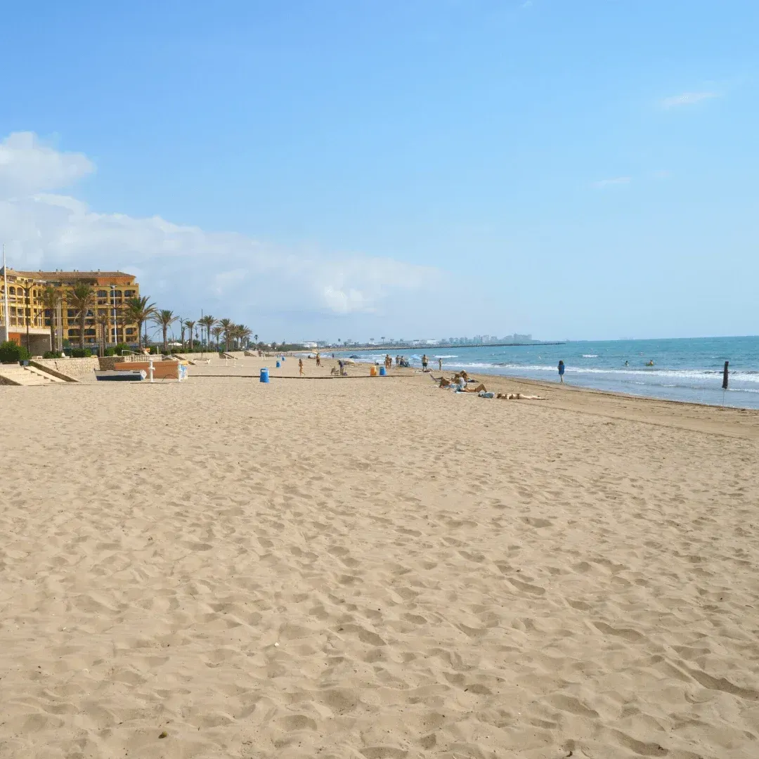 Modernes Gebäude am Wasser, ideal für Winteraktivitäten in Valencia.