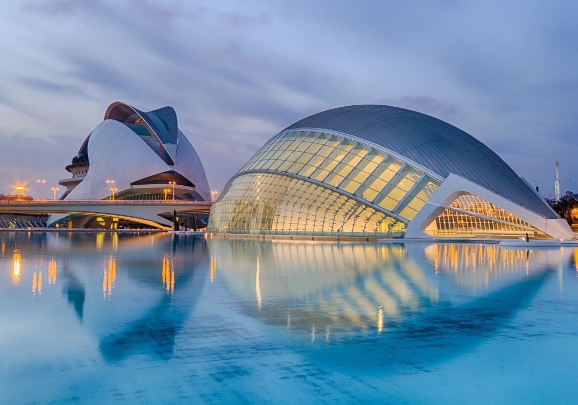 Moderne Architektur in Valencia: Sehenswürdigkeiten & Übernachtungsmöglichkeiten nahe Apartamentos Port Saplaya.