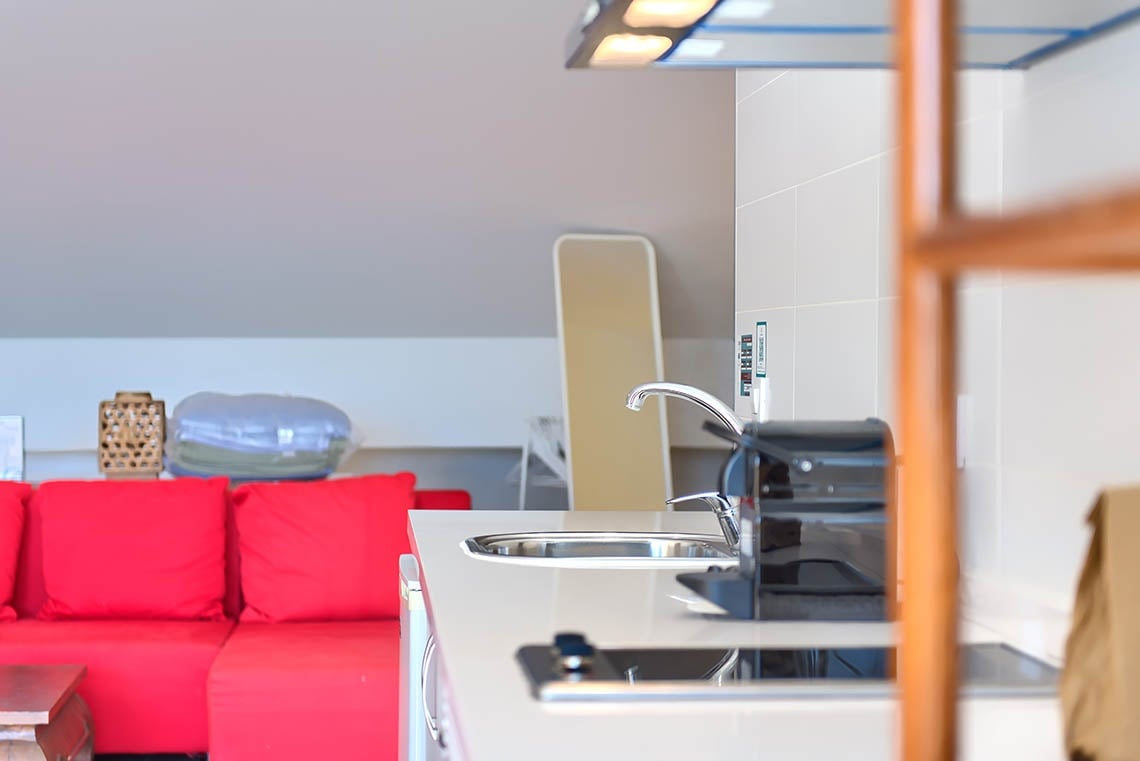 Moderne Küche im Sea You: Port Saplaya mit rotem Sofa.