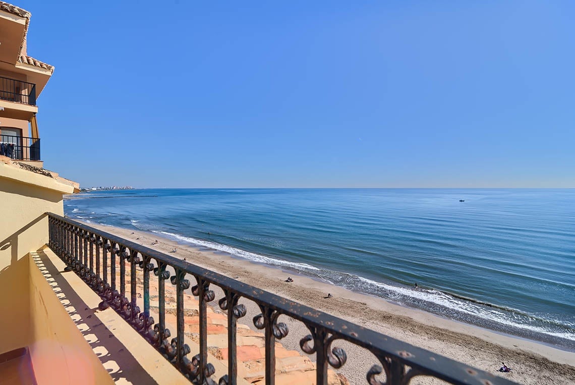 Sea You: Port Saplaya Hotelbalkon mit Meerblick, Strand und blauem Himmel.