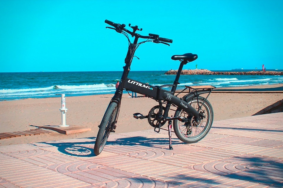 Electric bike by the sea, ideal for exploring Sea You: Port Saplaya.