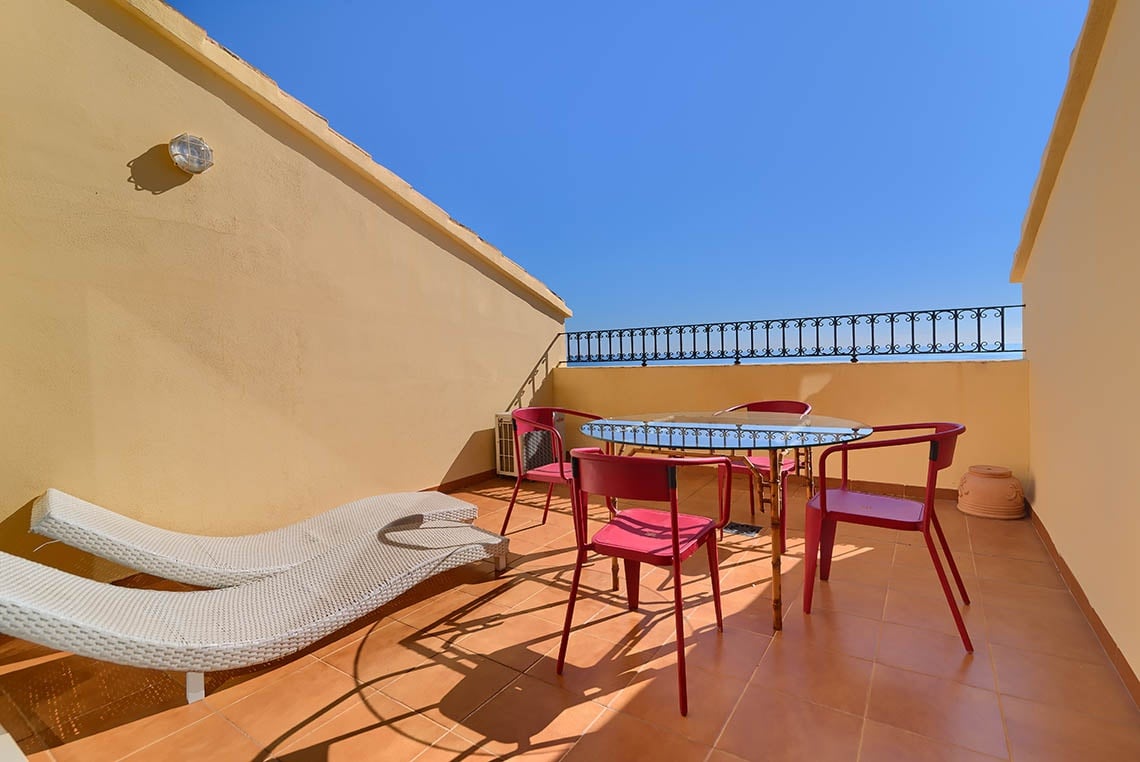 Dachterrasse mit Liegen, Tisch & Stühlen, Meerblick. Sea You: Port Saplaya.