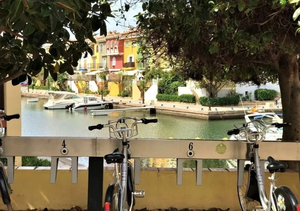 Bici noleggiate vicino ai colorati appartamenti di Port Saplaya, ideale per cosa fare a Port Saplaya in inverno.