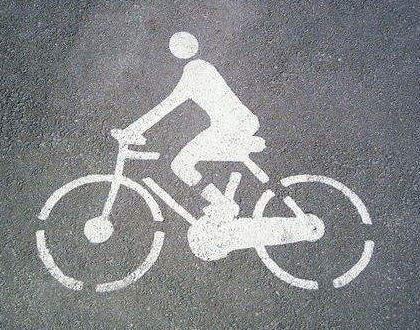 Simbolo bici sull'asfalto, vicino a Sea You: Port Saplaya.