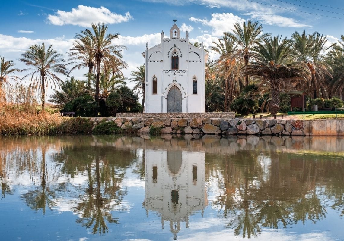 La ermita dels peixets ad Alboraya, riflessa nell'acqua, vicino ad Apartamentos Port Saplaya.