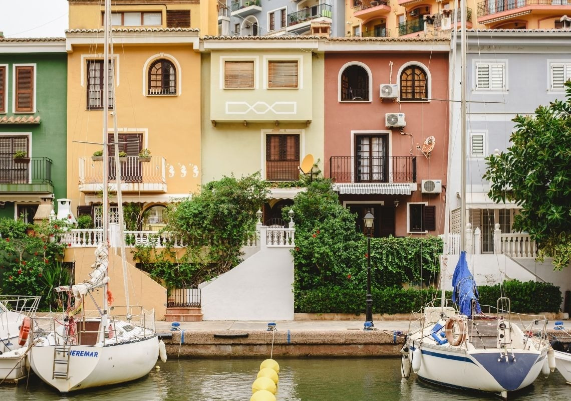 La petite Venise de Valence, Port Saplaya : appartements colorés et voiliers à Port Saplaya.