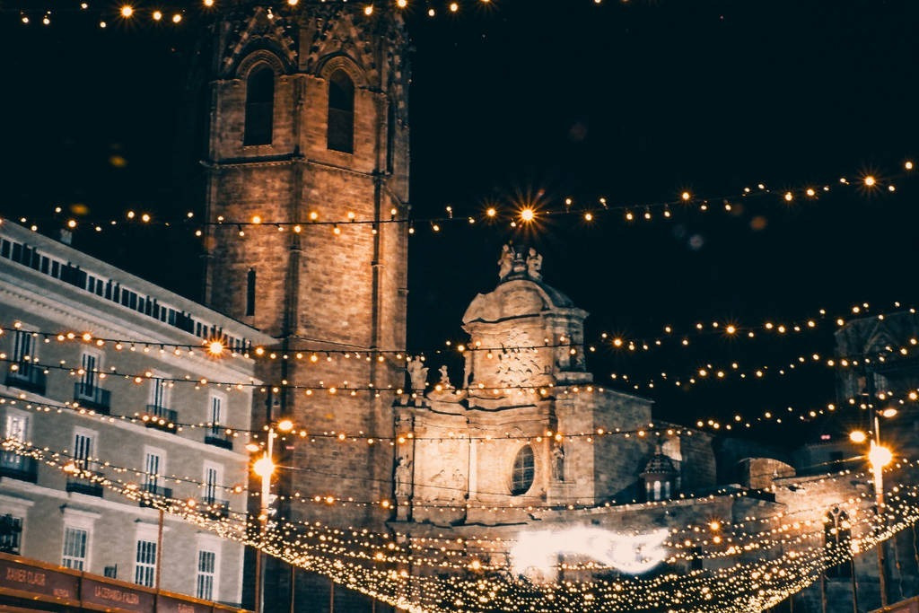 Winter lights in Valencia: Explore city sights & Port Valencia Apartments.