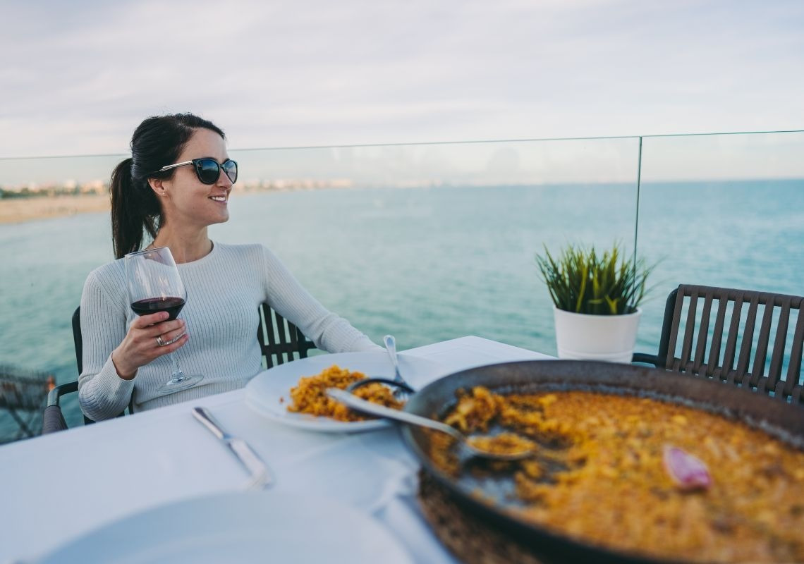 Cena con vino y paella en Restaurantes El Cabañal, Sea You Hotel Valencia.