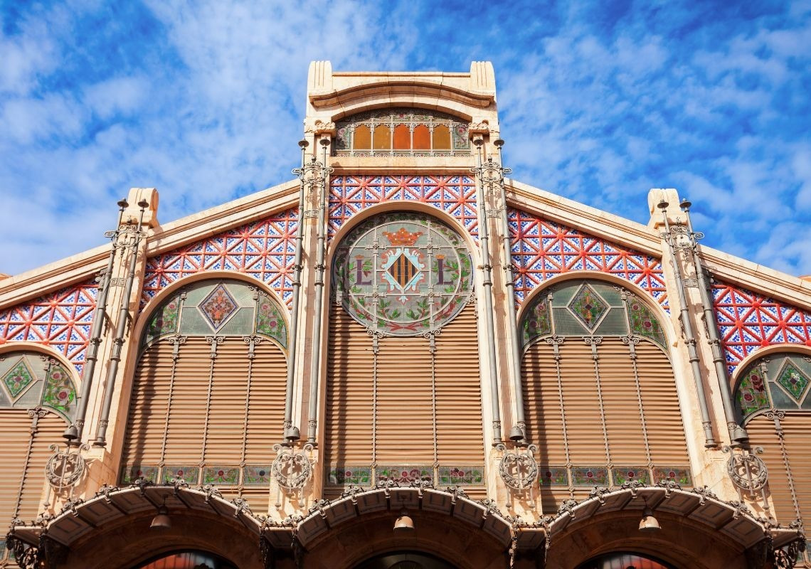 Façade ornée du Mercat Central de Valence, à deux pas du Sea You Hotel Valencia.