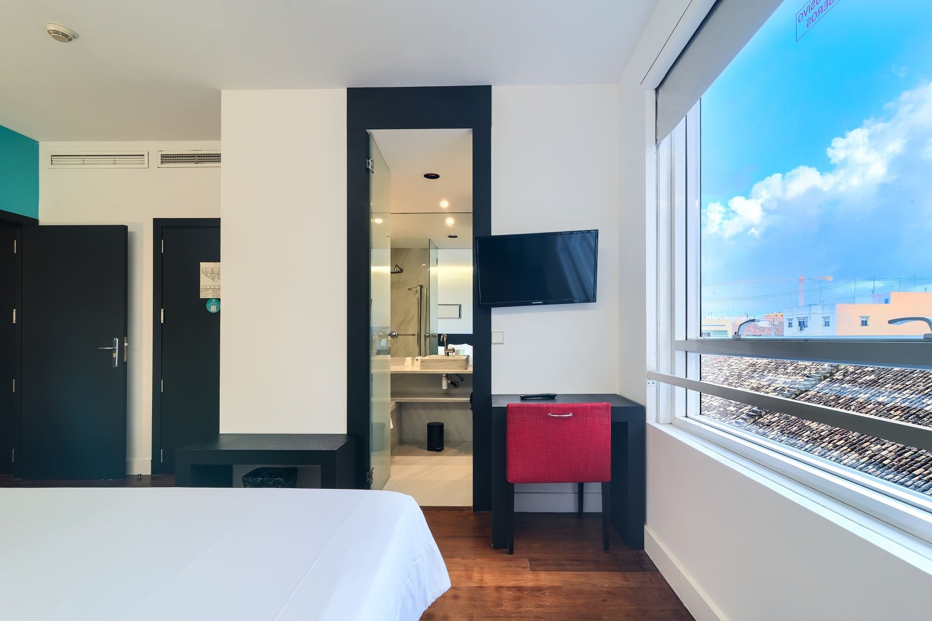 une chambre d' hôtel avec un lit et une télévision