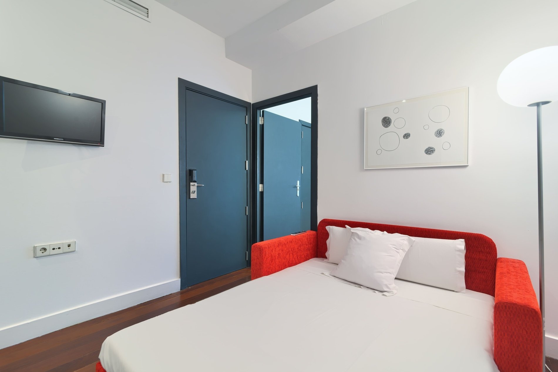 une chambre avec un lit et une télévision samsung