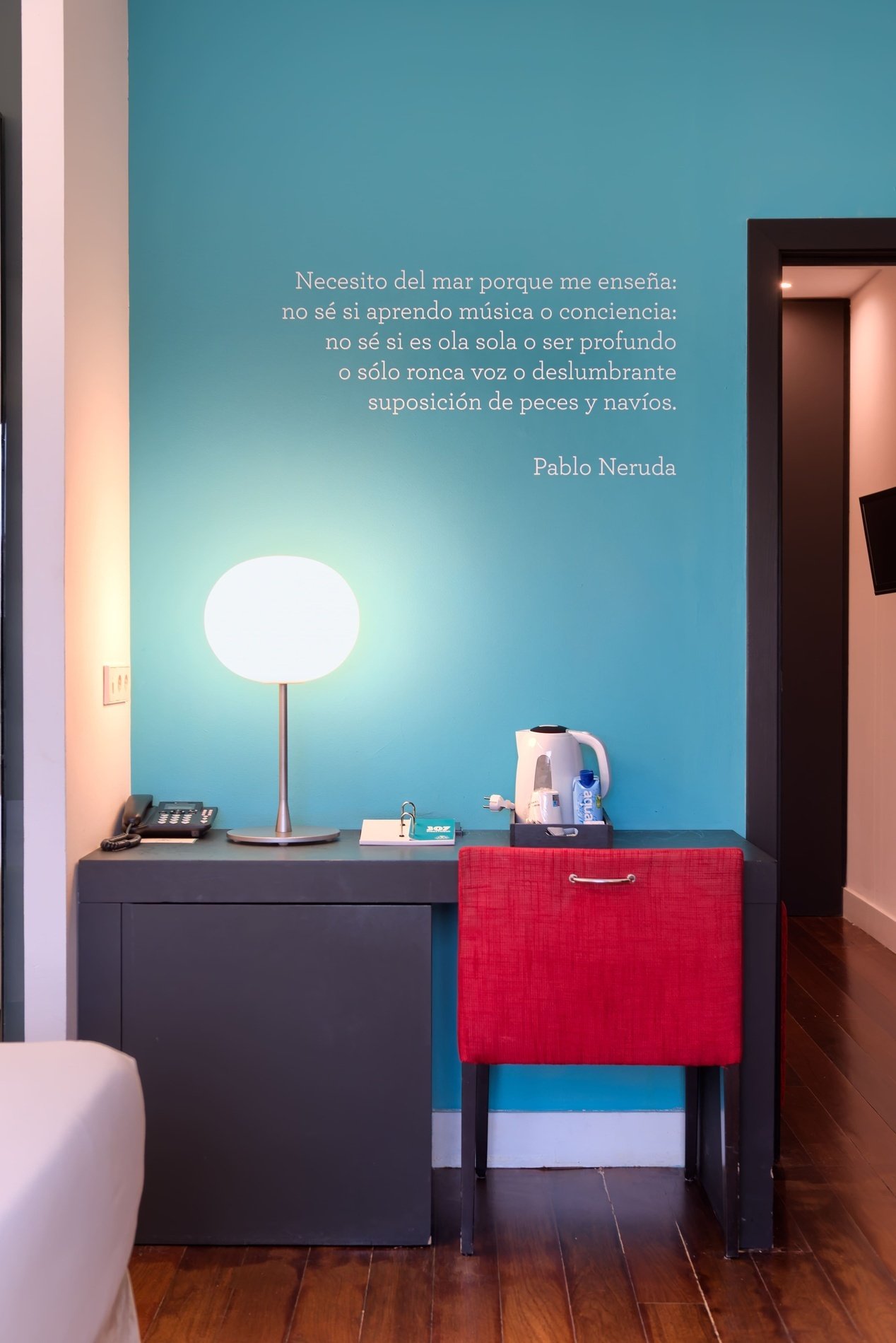 un mur bleu avec une citation de pablo neruda
