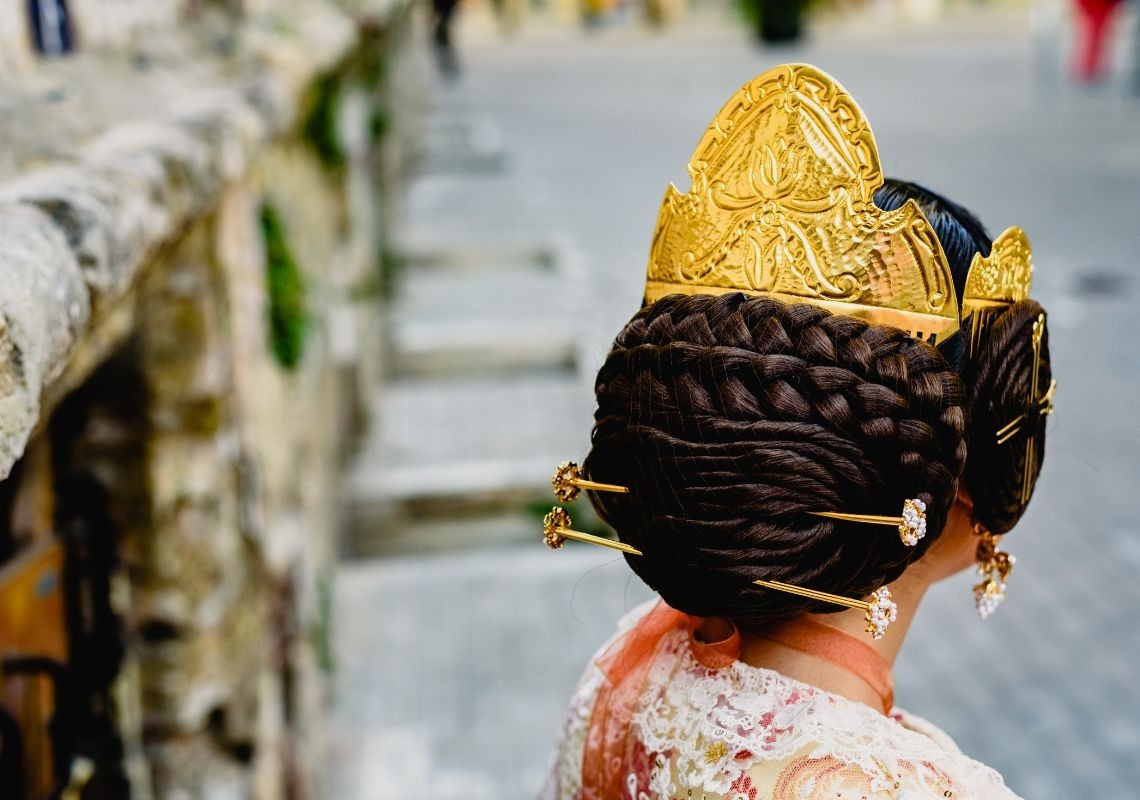 Coiffure traditionnelle pour les Fallas à Valence, élégante et dorée. | Sea You Hotel Valencia