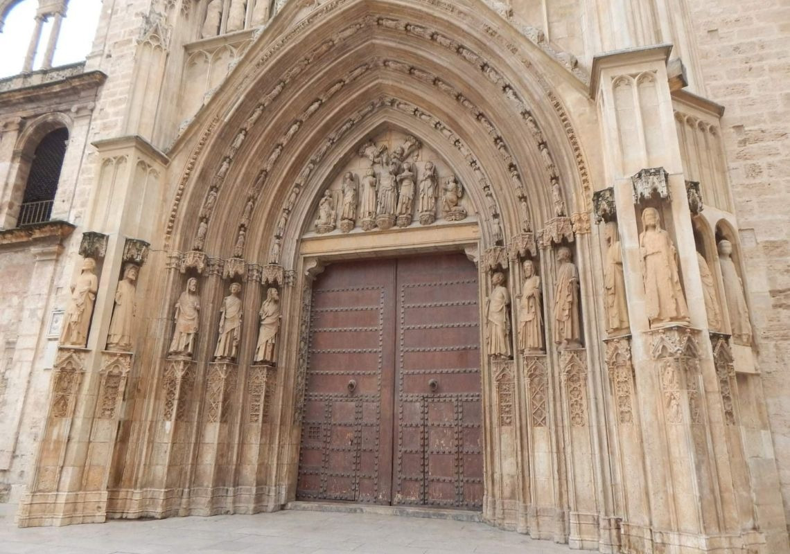 Gericht von les Aigües Valencia: Skulpturen am Eingang zum Sea You Hotel Valencia, immaterielles Erbe.