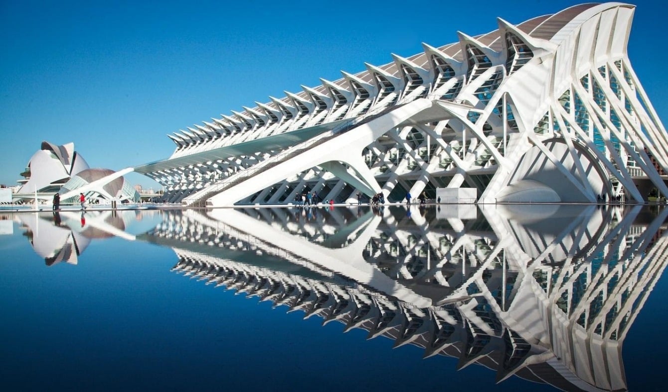 Moderne Architektur in Valencia: Entdecken Sie Valencia im Winter mit Port Valencia Apartments.