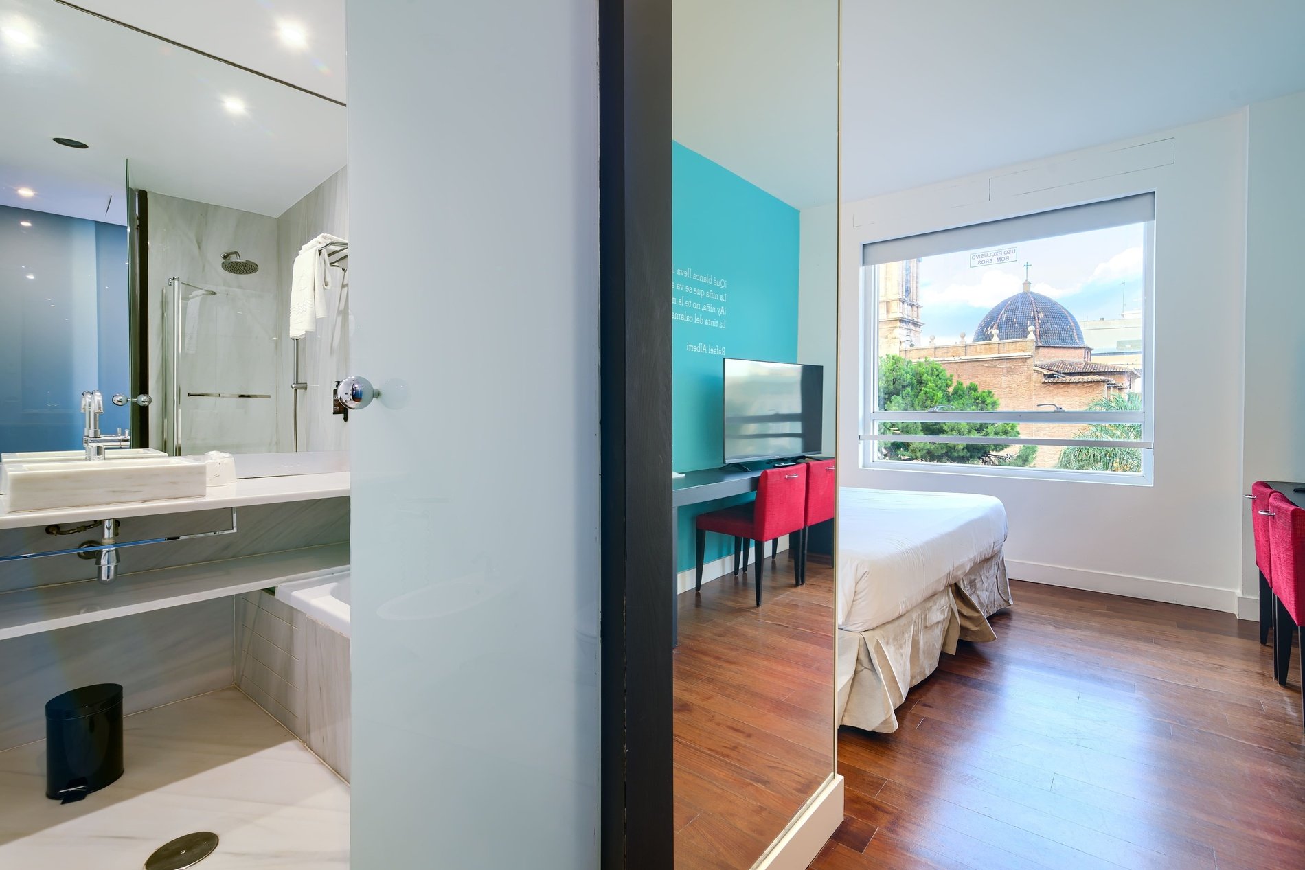 une chambre d' hôtel avec une salle de bain et une fenêtre
